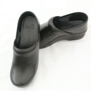Dansko women's clogs narrow